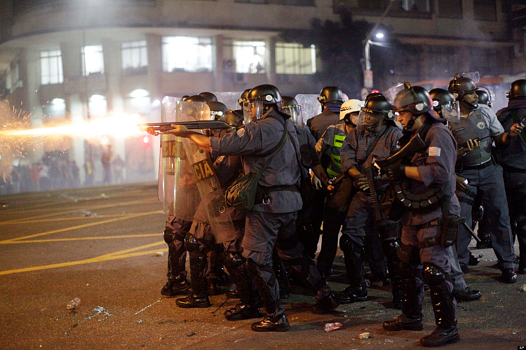 Беспорядки в Бразилии: более 50 журналистов пострадали 