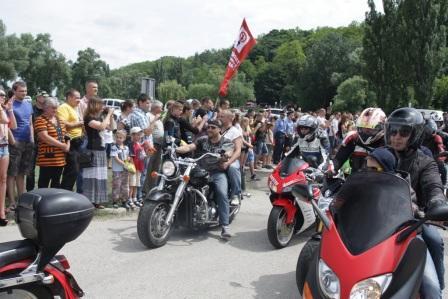 Сотни байкеров приехали поклониться Шевченко