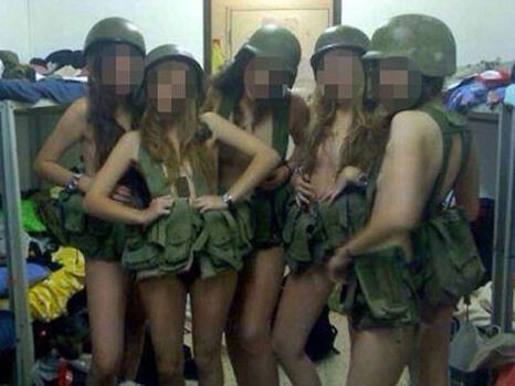 Израильские женщины-военные опубликовали в Facebook откровенные фото