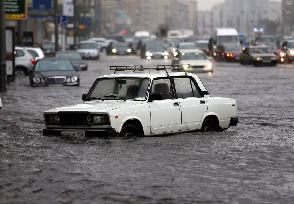 Сильна злива затопила центр Москви