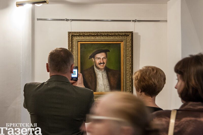 Лукашенко "одели" в костюм эпохи Возрождения