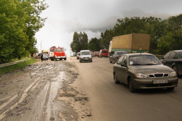 В Тернополе дорогу залило грязью из сточных коллекторов
