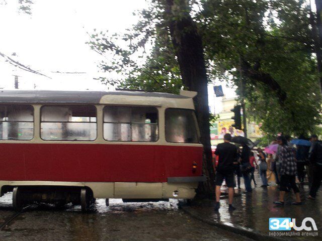 В Днепропетровске трамвай въехал в дерево