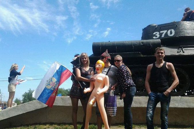 В России завели дело на участницу интим-фотосессии у памятника ВОВ 