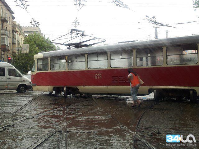 В Днепропетровске трамвай въехал в дерево