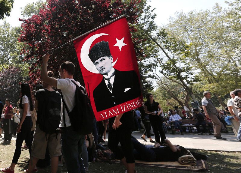 Многотысячная акция протеста в Стамбуле: пока все мирно