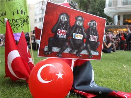 Турки продовжать протестувати до вибачення прем'єра