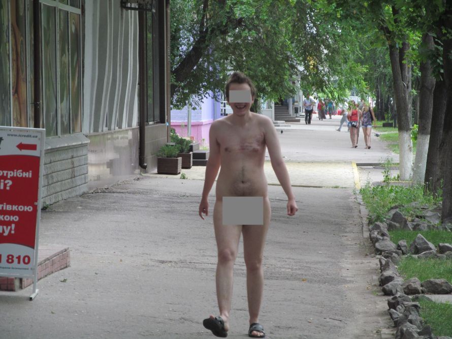 По центру Кременчуга разгуливал голый мужчина