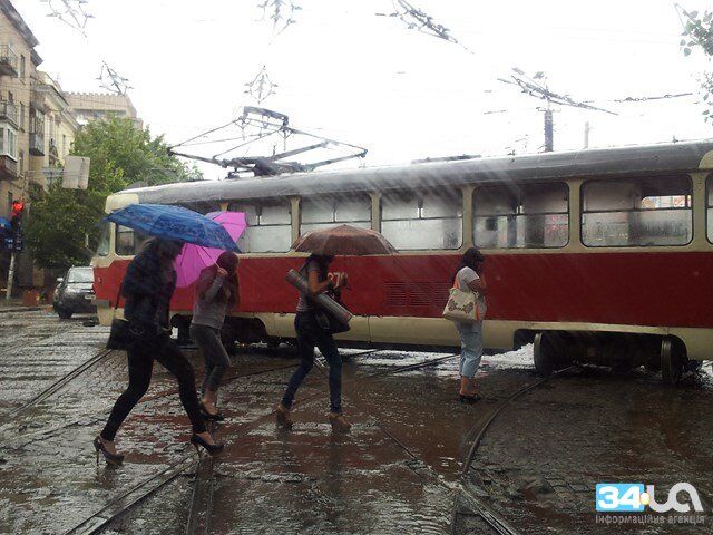 В Днепропетровске трамвай въехал в дерево
