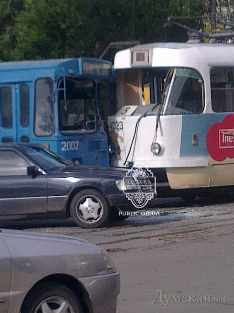 В Одессе столкнулись трамвай, троллейбус и маршрутка