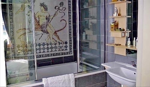Экс-охранник Березовского показал ванную, где умер олигарх