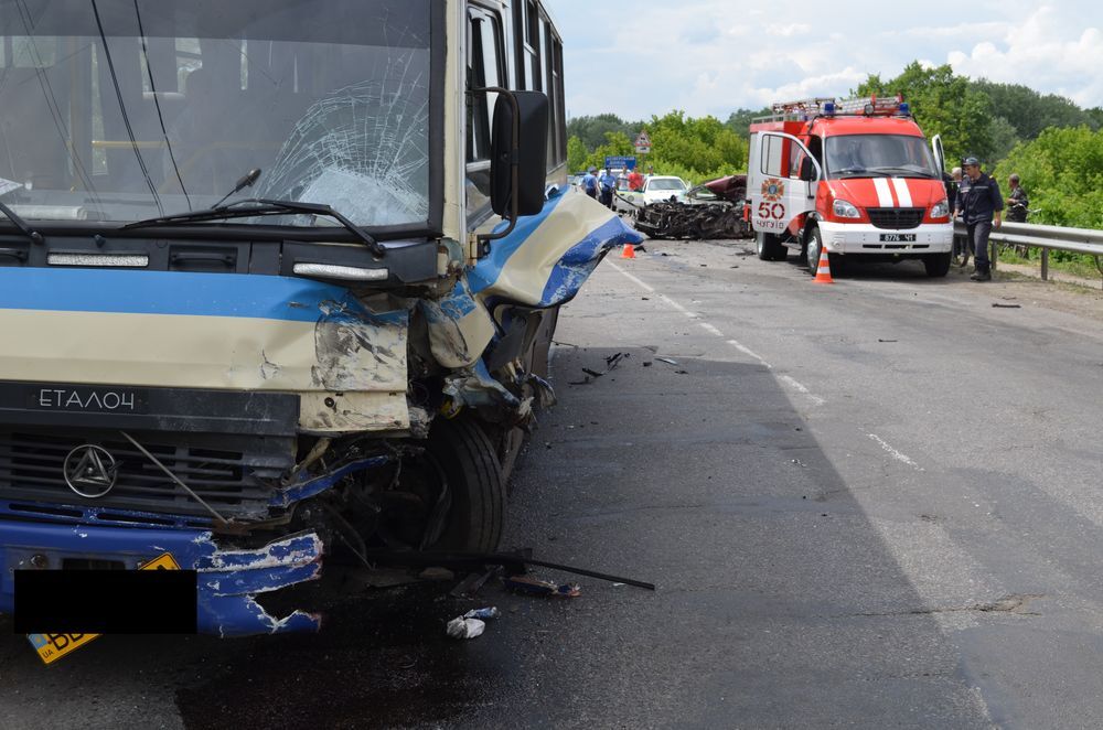 На Харьковщине автомобиль врезался в автобус: есть жертвы