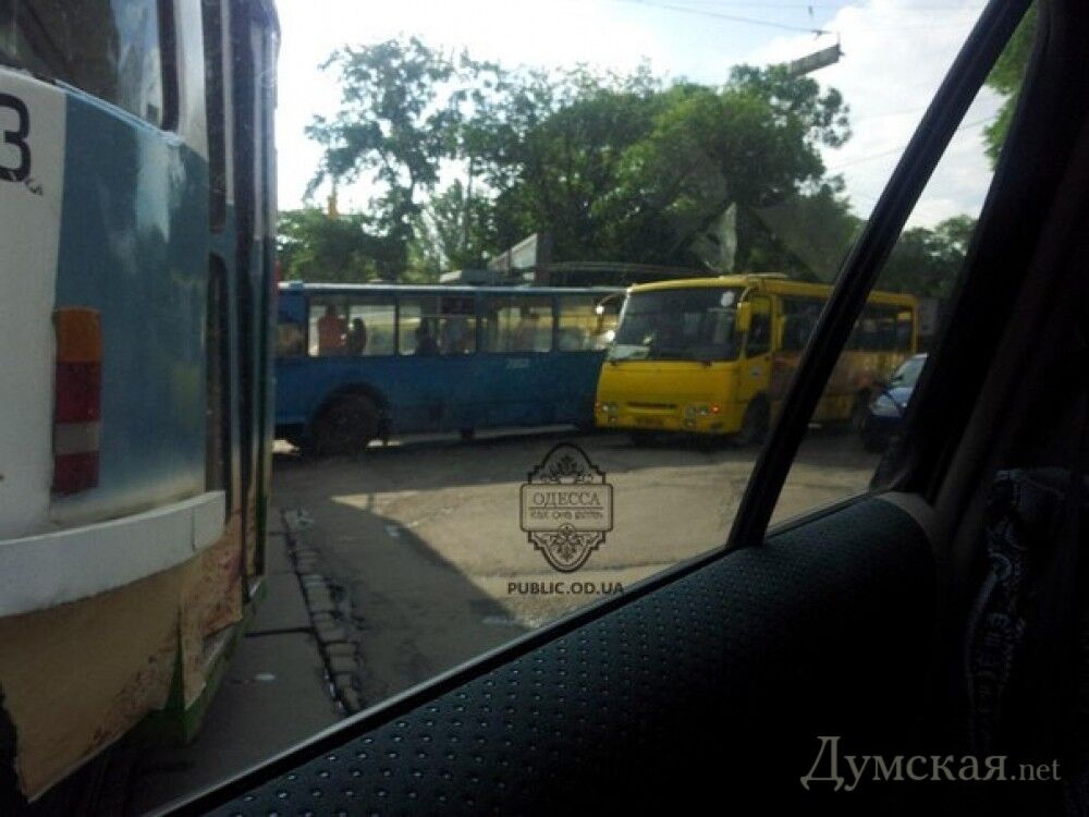 В Одессе столкнулись трамвай, троллейбус и маршрутка