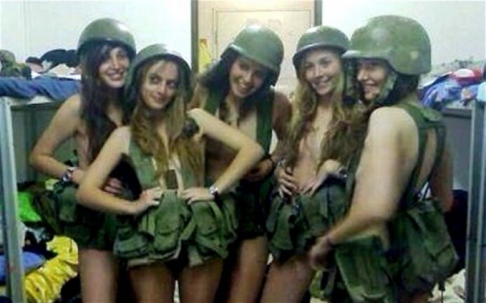Опубліковані нові фото напівголих дівчат-військових з Ізраїлю