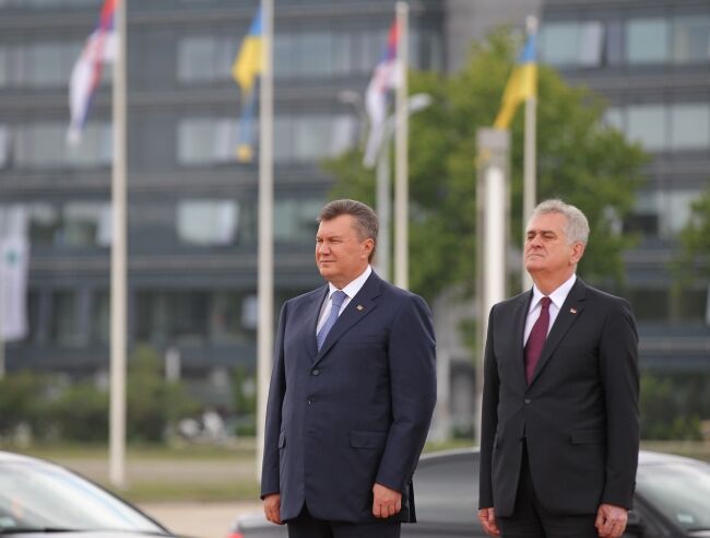 Янукович наградил сербского президента орденом