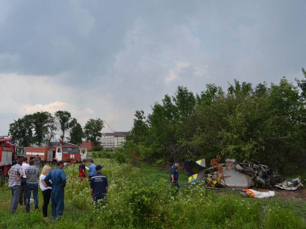 Прокуратура ищет причины крушения самолета под Киевом