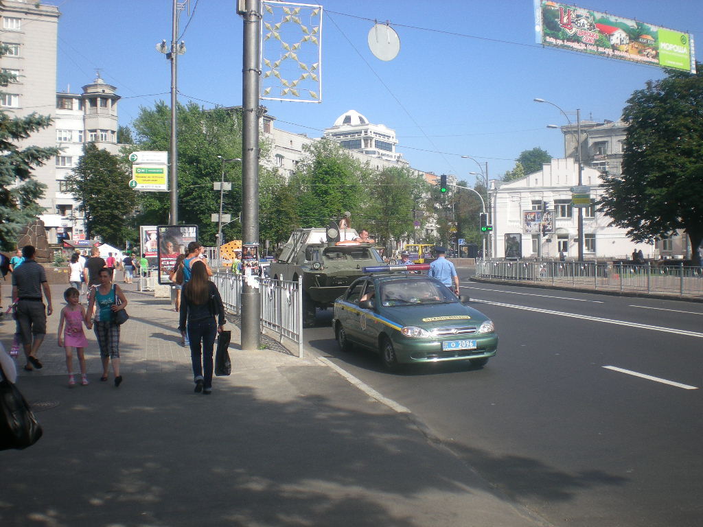 ГАИ задержала броневик в центре Киева