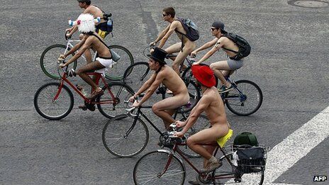 За Мехіко проїхалася пара тисяч голих велосипедистів