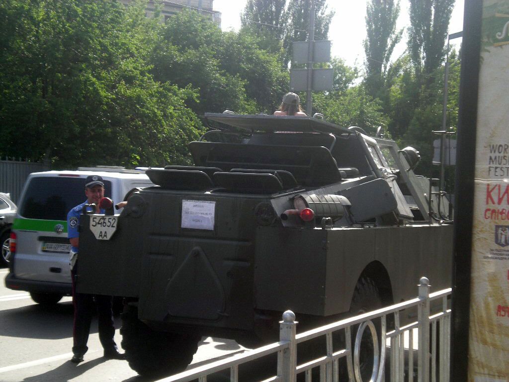 ГАИ задержала броневик в центре Киева