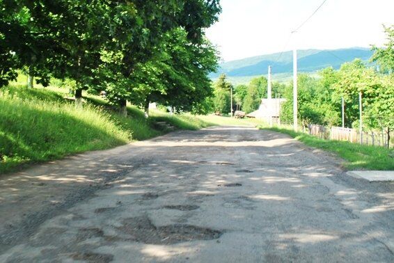 Закарпатці пригадали Балогам невідремонтовані дороги