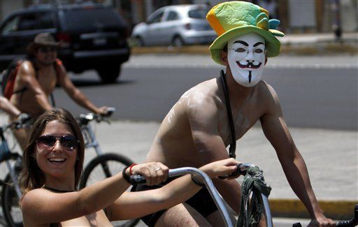По Мехико проехалась пара тысяч голых велосипедистов