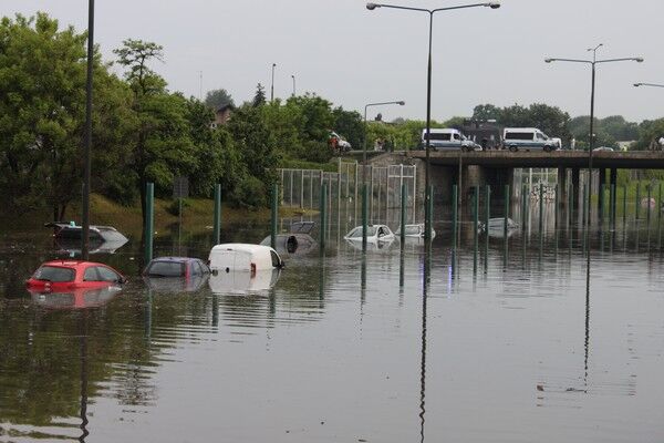 Варшаву паралізував злива: залило метро і пологовий будинок