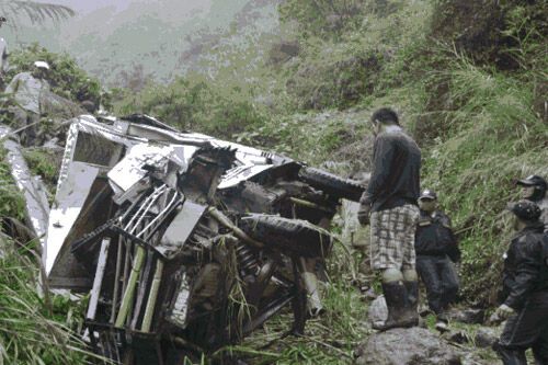 На Филиппинах автобус рухнул в пропасть с 80-метровой высоты
