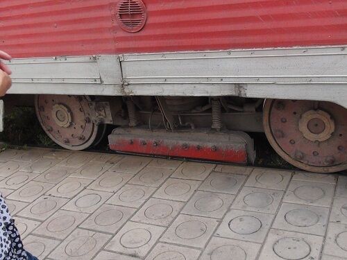 В Мариуполе женщина ударилась головой о движущийся трамвай