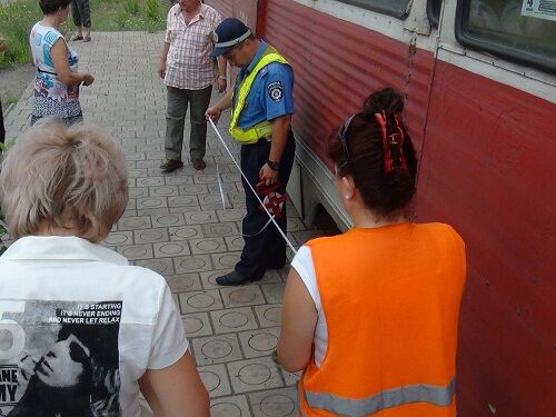 В Мариуполе женщина ударилась головой о движущийся трамвай