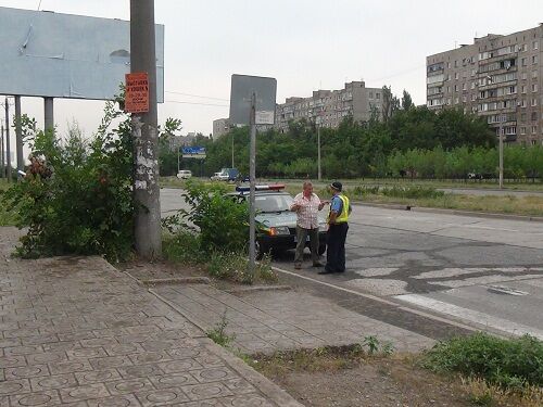 В Мариуполе женщина ударилась головой о движущийся трамвай