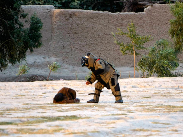 В Афганистане сапер обезвредил человека-бомбу