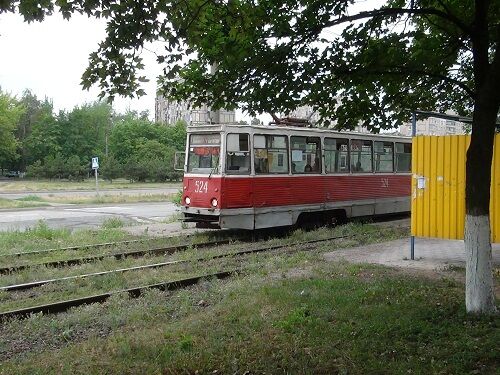 В Мариуполе женщина ударилась головой о движущийся трамвай