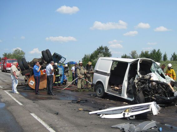 ДТП с бензовозом на Запорожье: 4 жертвы и разлив 5 т топлива