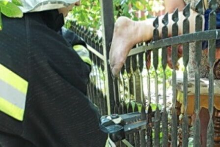 На Тернопольщине женщину проткнул забор
