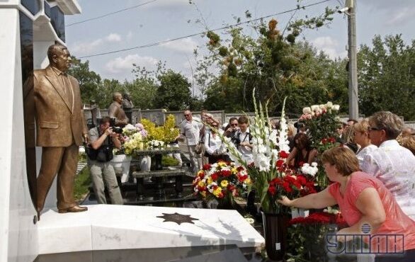 В Киеве открыли памятник модельеру Воронину