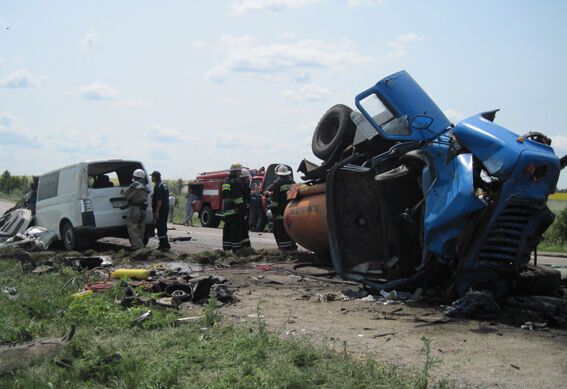 ДТП с бензовозом на Запорожье: 4 жертвы и разлив 5 т топлива