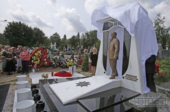 В Киеве открыли памятник модельеру Воронину