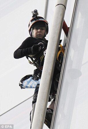 Еко-активістки вирішили піднятися на найвищий хмарочос Європи