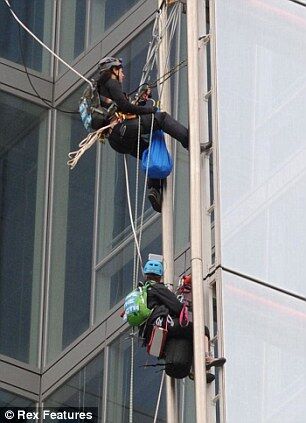 Еко-активістки вирішили піднятися на найвищий хмарочос Європи