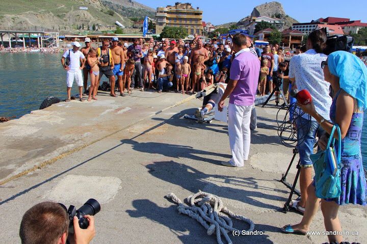 Кримський силач тягнув по морю 100-тонний теплохід