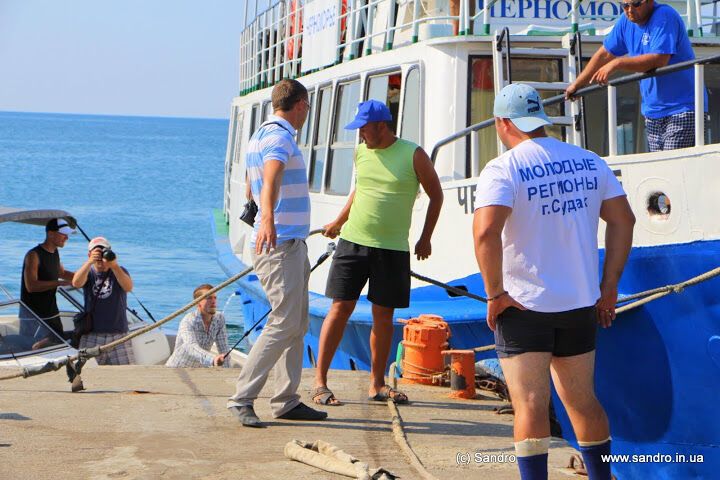 Крымский силач тянул по морю 100-тонный теплоход