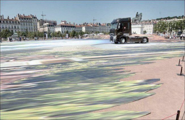 Во Франции появилась уличная 3D-реклама грузовиков Renault