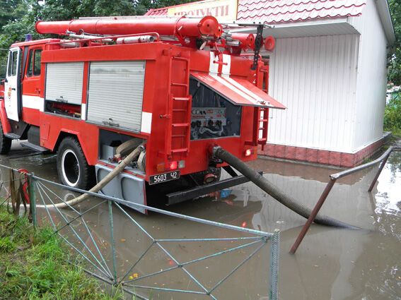 В Хмельницком спасатели ликвидируют последствия дождей