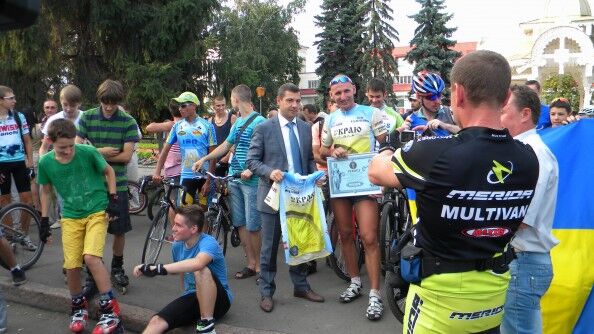 Рекорд на велосипеді: зі сходу на захід України за 109 годин