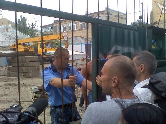 ЧП на церковной стройке в Десятинном: активисты сломали забор