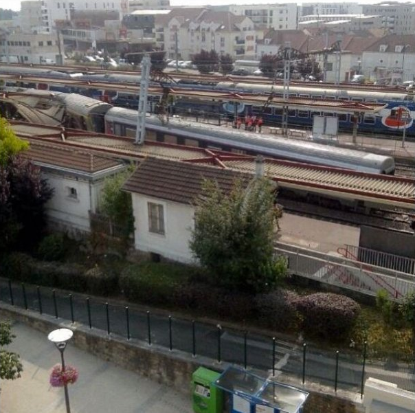 Крушение поезда во Франции: 7 погибших