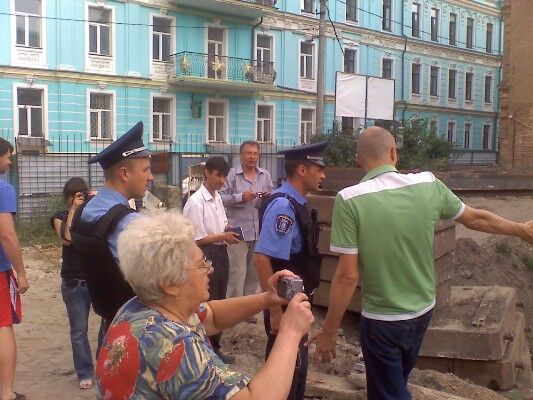 ЧП на церковной стройке в Десятинном: активисты сломали забор