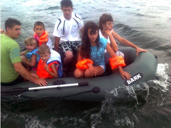 На Хмельниччині врятували 7 людей, які дрейфували на надувному човні