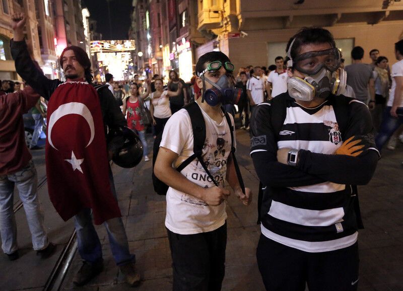 В Турции полиция жестко разогнала протестующих