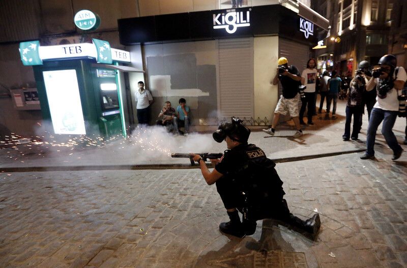 В Турции полиция жестко разогнала протестующих